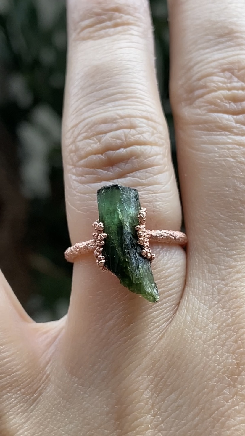 Anel com pedra verde e cobre